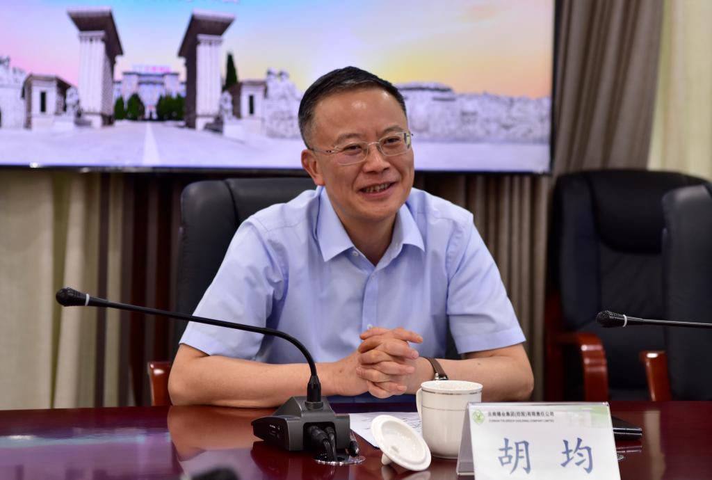 控股公司党委书记,董事长胡均与来宾座谈交流.